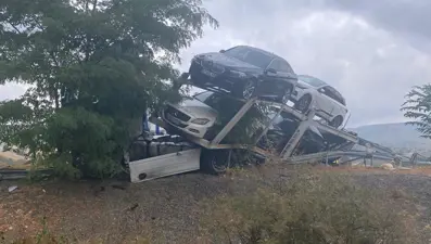 Otomobil taşıyan TIR kaza yaptı, araçlar yola savruldu