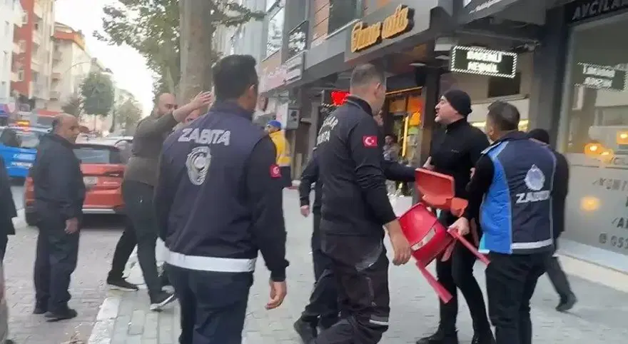 Zabıta ile esnaf arasında sandalye kavgası 1 Zabıta ile esnaf arasında sandalye kavgası 1