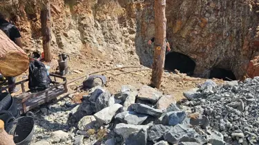 Kaçak maden ocağından krom çıkaranlara suçüstü