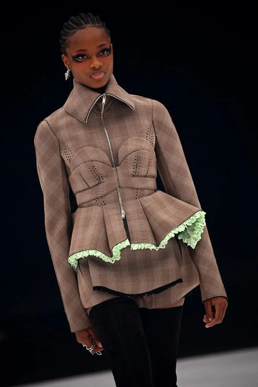 Givenchy'nin kolyesi tartışmaya neden oldu 6 Givenchy'nin kolyesi tartışmaya neden oldu 6