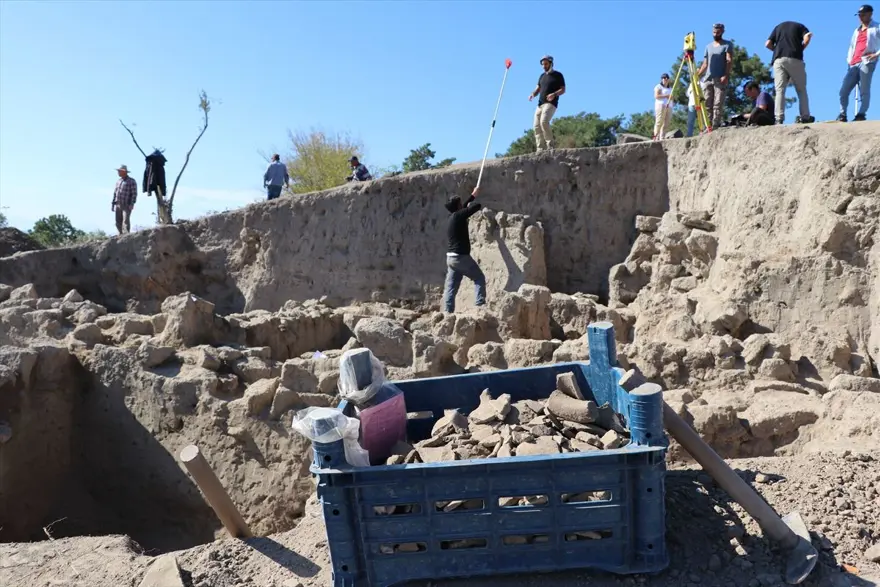 Tatarlı Höyük'te Orta Demir Çağ'a ait depolama alanı bulundu 25 Tatarlı Höyük'te Orta Demir Çağ'a ait depolama alanı bulundu 25