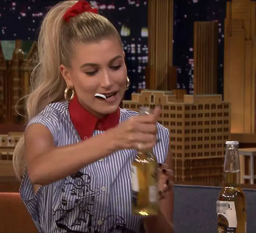 Hailey Baldwin kameralar önünde dişiyle şişe açtı 1 Hailey Baldwin kameralar önünde dişiyle şişe açtı 1