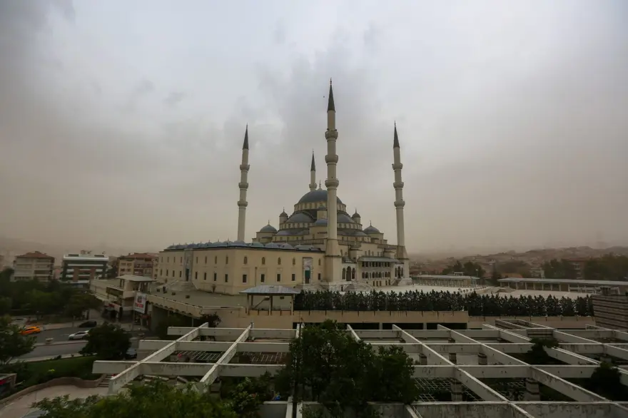 Ankara'da kum fırtınası: Polatlı'yı toz bulutu kapladı 8