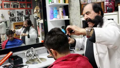 60 yıldır bıyıklarını kesmiyor: "Pala berber" 1 metrelik bıyığıyla ilgi odağı oldu