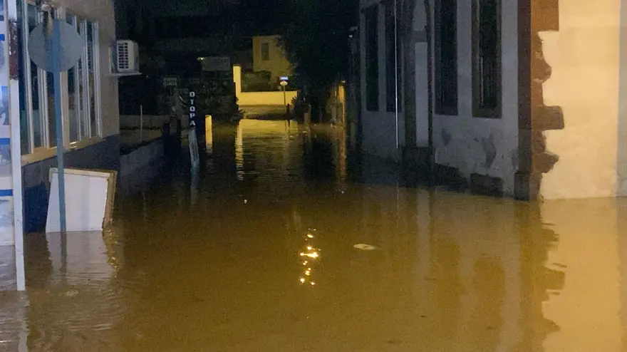 Sağanak ve fırtına birçok kentte hayatı olumsuz etkiledi 16 Sağanak ve fırtına birçok kentte hayatı olumsuz etkiledi 16