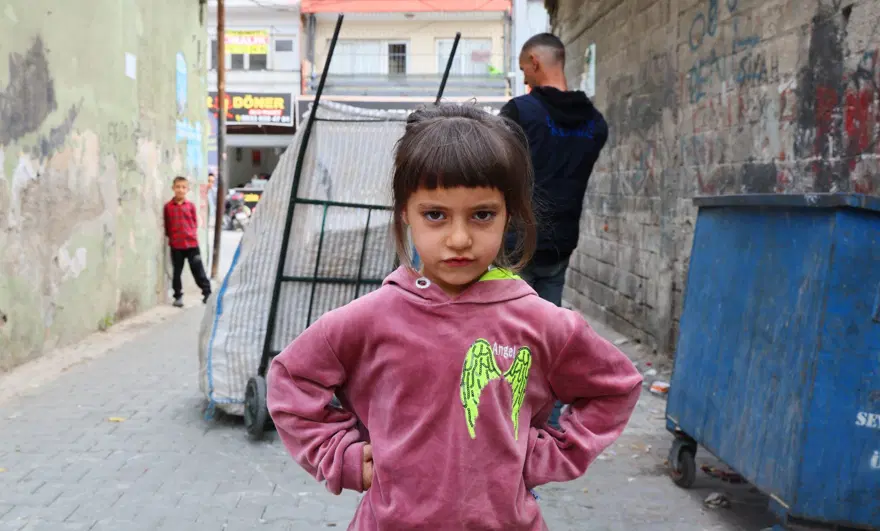 6 yaşındaki Hayrunisa görme engelli babasının gözleri oldu: Kağıt toplarken yanından ayrılmıyor 2