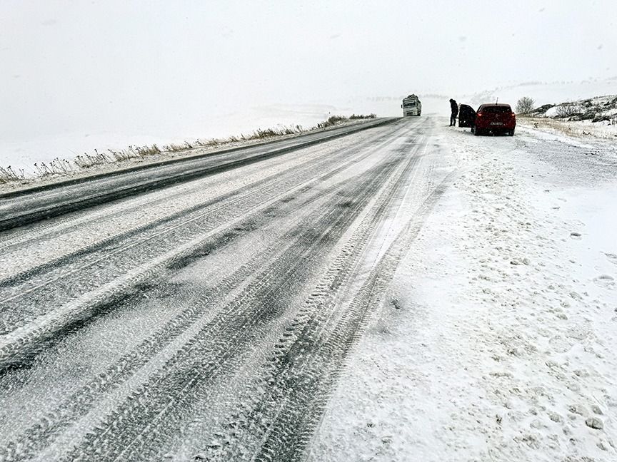 Ardahan'da kar ve tipi nedeniyle kapanan kara yollarında çalışma başladı