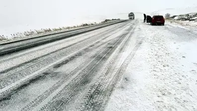 Ardahan'da kar ve tipi nedeniyle kapanan kara yollarında çalışma başladı