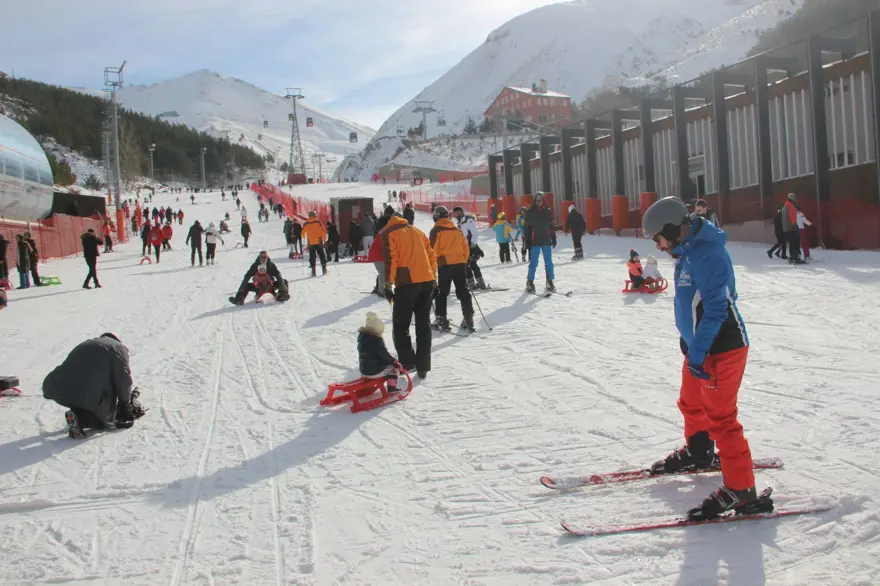 Erzurum'un karlı zirvesi Palandökenhafta sonu doldu taştı 7
