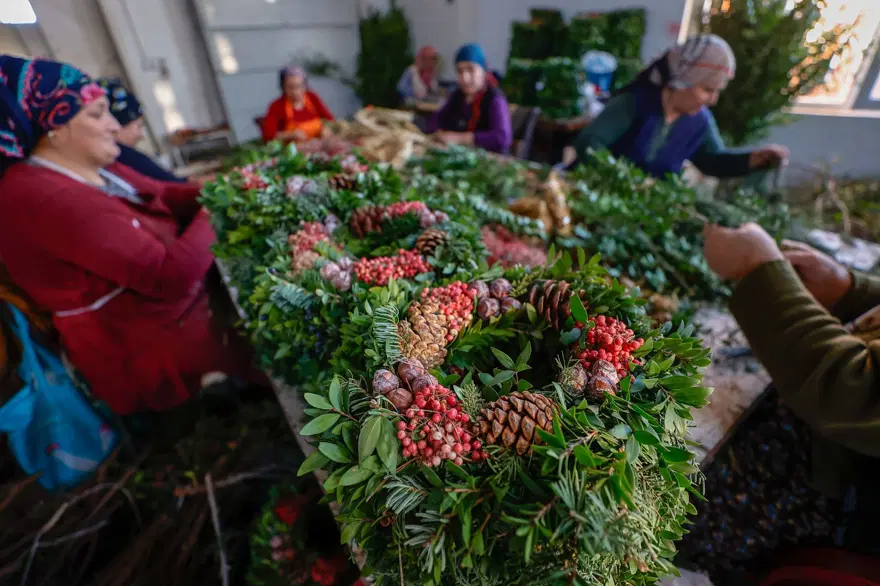 Antalyalı kadınlar Avrupa'ya Noel çelengi üretiyor 4