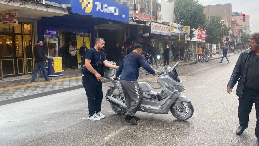 Sürekli arızalanan yeni motosikletini bayi önünde benzin döküp yaktı 4