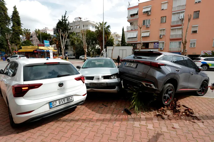 Antalya'da halk otobüsü kafeye daldı: Yaralılar var 1