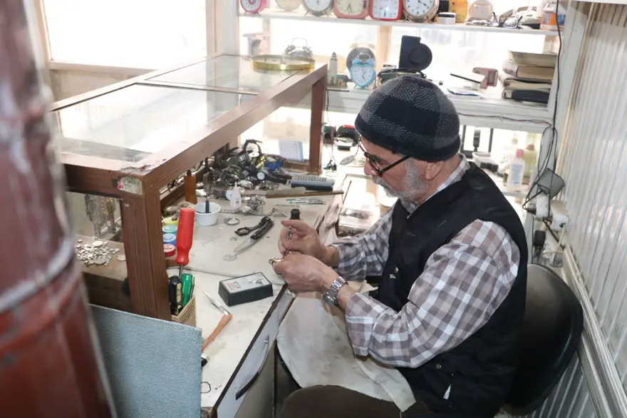 74 yaşındaki saat ustası 25 yıldır defterine kaydediyor: "İsimlere bakarak ölenleri hatırlıyorum" 3 74 yaşındaki saat ustası 25 yıldır defterine kaydediyor: "İsimlere bakarak ölenleri hatırlıyorum" 3