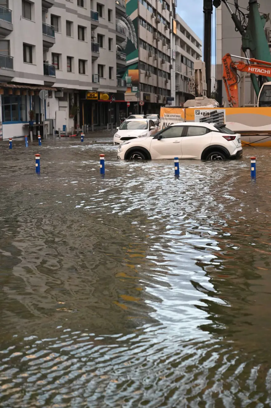 İzmir'i sağanak ve fırtına vurdu: Kıyı şeridi su altında! 24