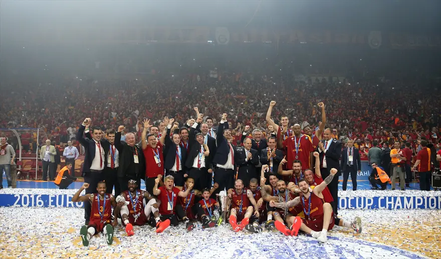 Galatasaray Odeabank, şampiyonluk kupasını kaldırdı 1