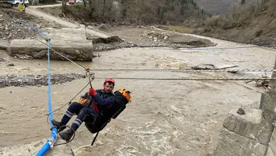 Selde köprü yıkıldı: Hastayı halatlarla taşıdılar