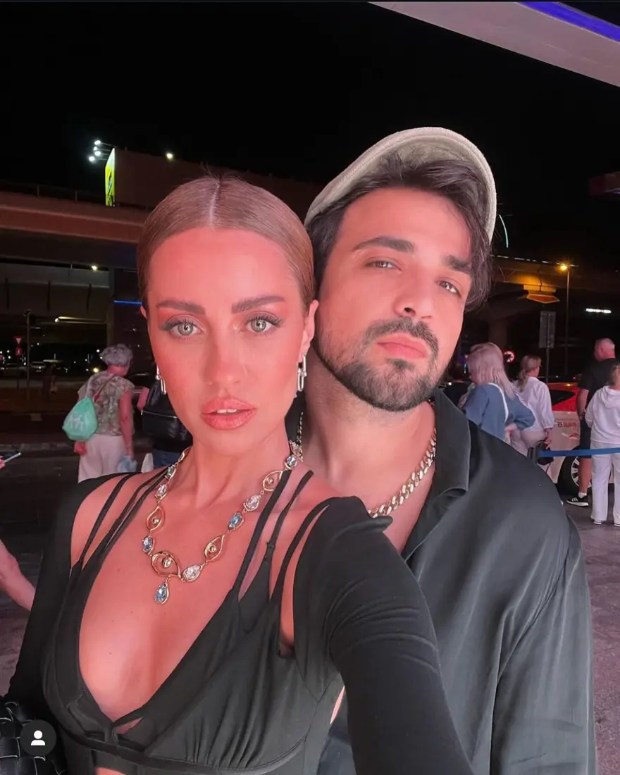 Şarkıcı Derya Uluğ'a romantik doğum günü kutlaması 4