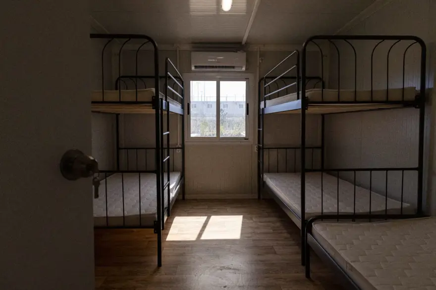 Yunanistan'ın Sisam Adası'nda kapalı mülteci kampı açıldı 3 Yunanistan'ın Sisam Adası'nda kapalı mülteci kampı açıldı 3