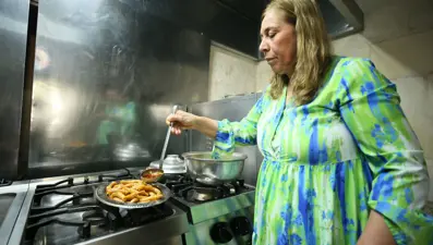 Eşi iflas etti, mumbar satarken hayatı değişti