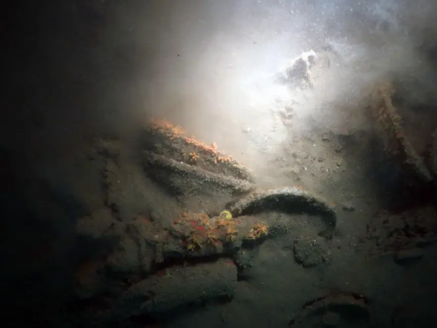 Foça açıklarında savaş gemisi batığı bulundu 8