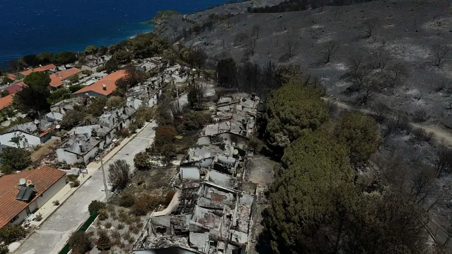 İzmir'de yangın sonrası kahreden görüntü: Tatil merkezi griye büründü 4 İzmir'de yangın sonrası kahreden görüntü: Tatil merkezi griye büründü 4