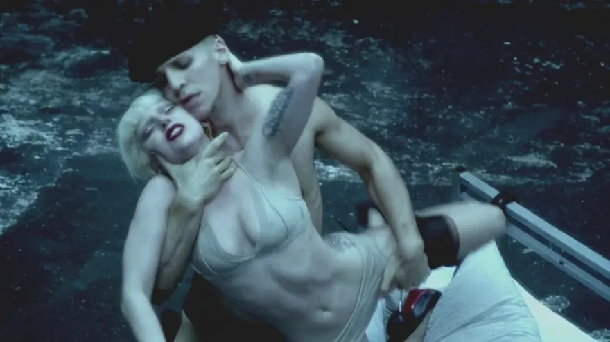 Gaga'dan homoerotik bir askeri fantezi 32