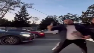 Bagajdan çekiç aldı, trafiği birbirine kattı