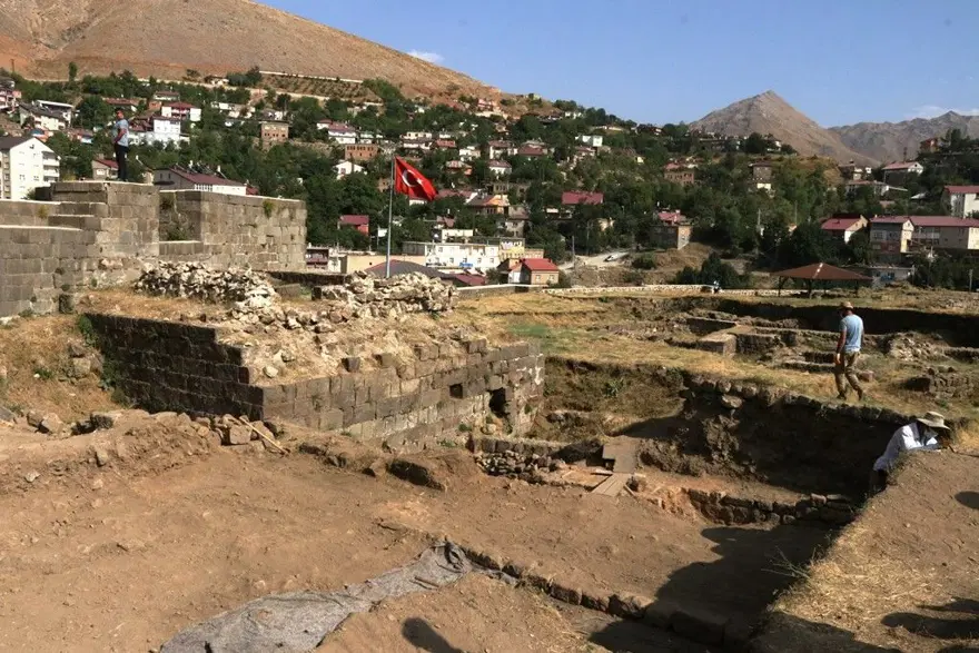 Bitlis Kalesi’nde Bizans ve Osmanlı dönemine ait bulgular bulundu 9 Bitlis Kalesi’nde Bizans ve Osmanlı dönemine ait bulgular bulundu 9