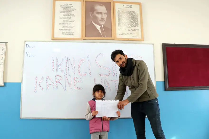 2 derslik 1 öğrenci: Hasret'in karne sevinci 1