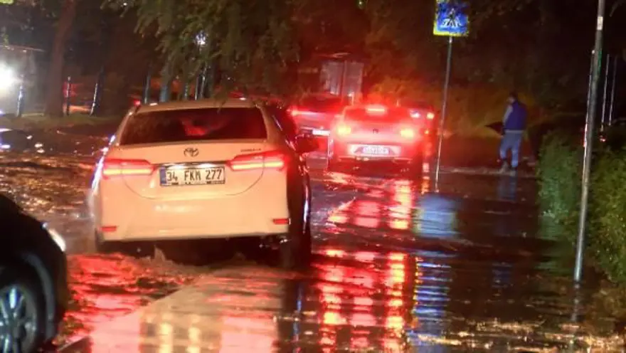 BAKIRKÖY'DE ARAÇLAR KALDIRIMDAN GİTTİ 1