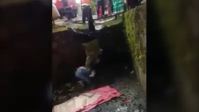 Yaralıyı kurtarmak isterken tepetaklak oldu