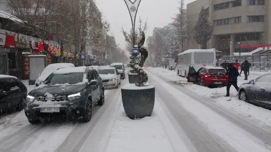 Van’da yollar buz pistine döndü: Sürücüler zor anlar yaşadı 2