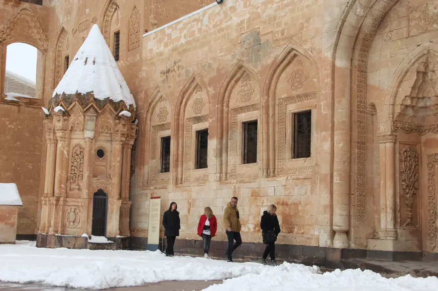 İshak Paşa Sarayı ilkbaharda karlı manzarasıyla ziyaretçilerini ağırlıyor 8 İshak Paşa Sarayı ilkbaharda karlı manzarasıyla ziyaretçilerini ağırlıyor 8