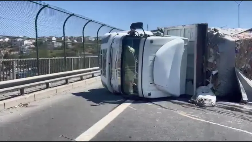 İstanbul'da trafiği kilitleyen kaza: Araçlar adım adım gidiyor 2