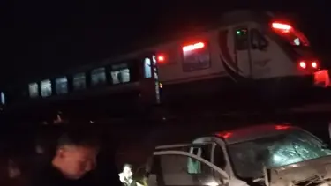 Yolcu treni işçi servisine çarptı: 1'i ağır 5 yaralı