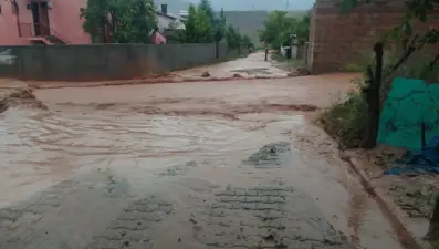 Kars'ta sağanak sele dönüştü: Dev kayalar yolları kapattı