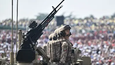 Çin'den devasa güç gösterisi: Modern silahlar ilk kez sergilendi