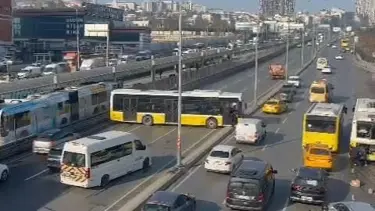 Trafiği kilitleyen kaza: İETT otobüsü iki araca çarptı