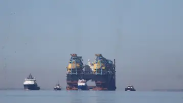 Dev vinç gemisi İstanbul Boğazı'ndan geçiyor. Boğaz gemi trafiğine kapatıldı