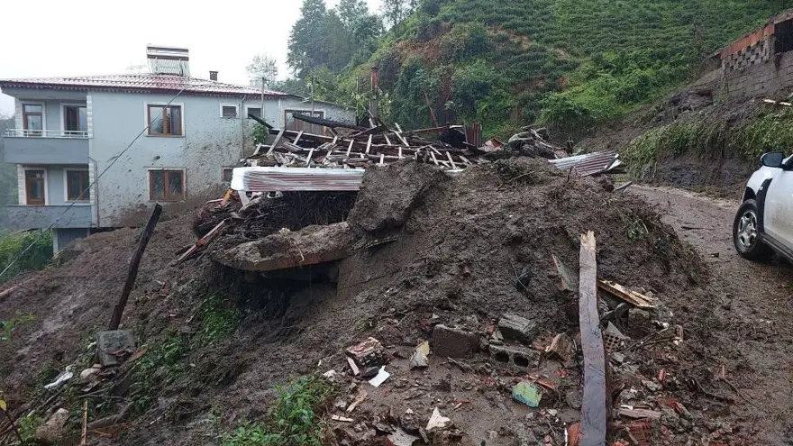 Rize'de şiddetli yağışların ardından 16 evin boşaltılmasına karar verildi 7 Rize'de şiddetli yağışların ardından 16 evin boşaltılmasına karar verildi 7