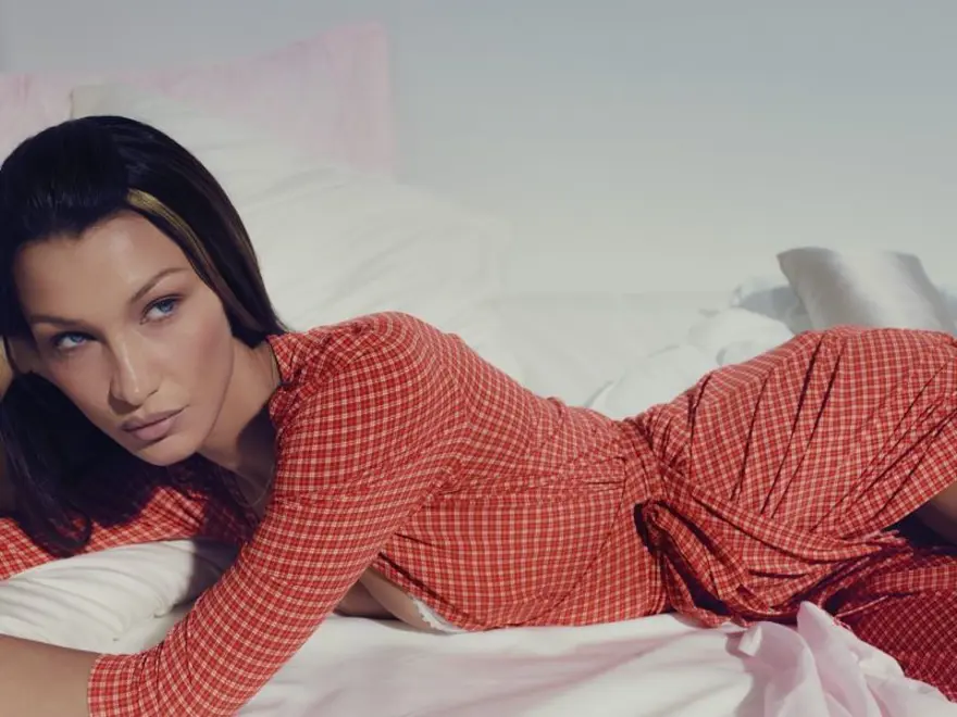 Bella Hadid 2000'ler esintili kampanya ile kamera karşısında 4