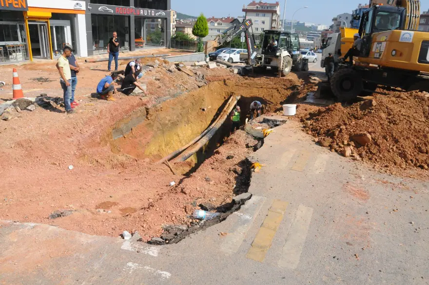 Kocaeli Gebze'de su borusu patladı, evleri su bastı 8
