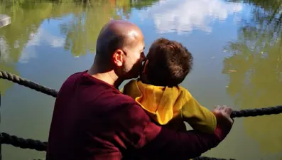 Türkiye’nin evlat edinen ilk bekar babası: Yuvalarda 15 bin çocuk var