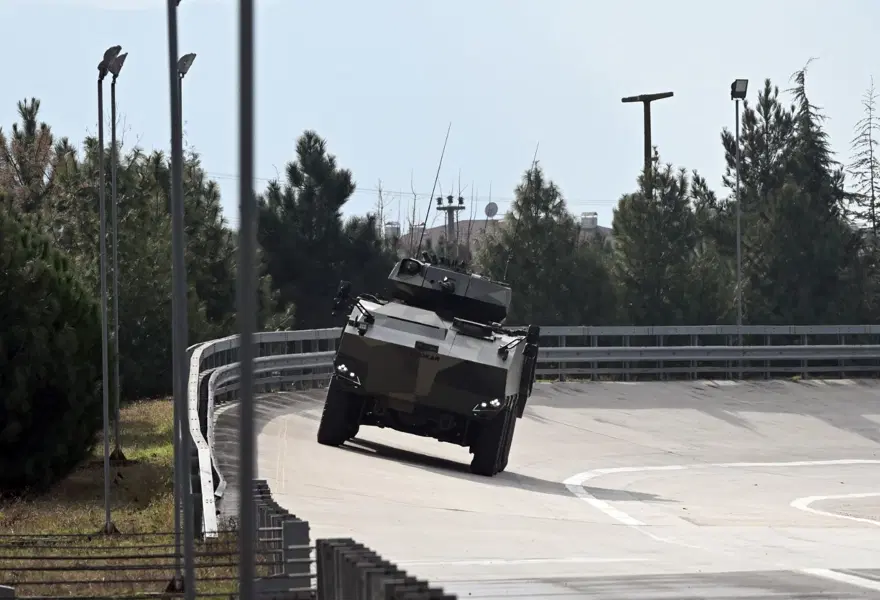 Yerli motorlu 8x8 Arma II görücüye çıktı 