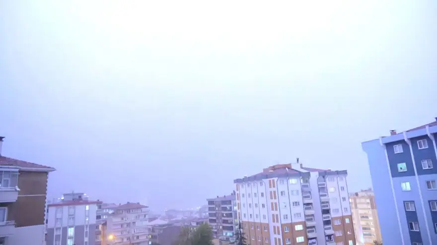 Samsun’da şimşek ve yıldırımlar gökyüzünü aydınlattı 