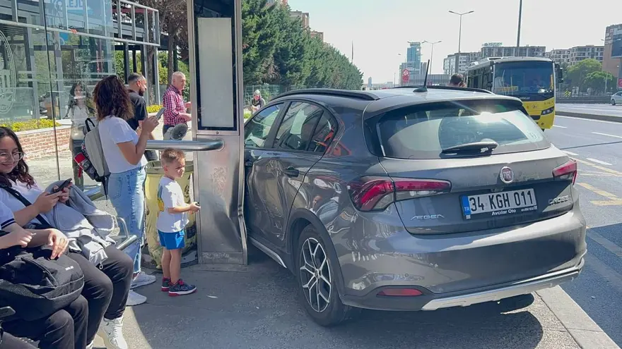 İstanbul'da otomobil durağa daldı 7 İstanbul'da otomobil durağa daldı 7