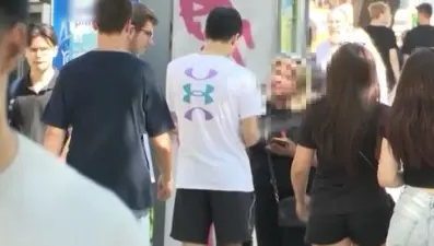 Bayrak satma bahanesiyle gasp: Çocuğun eline zorla bayrak tutuşturup, kredi kartını aldı