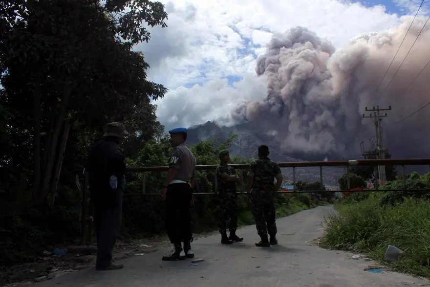 Sinabung binlerce kişiyi evinden etti 20