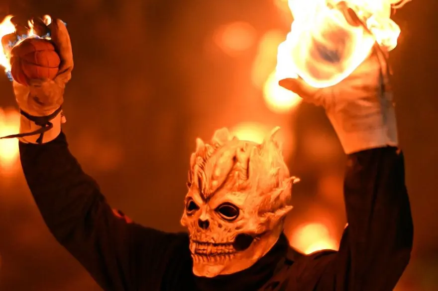 SOKAKLAR ALEV TOPUNA DÖNDÜ 