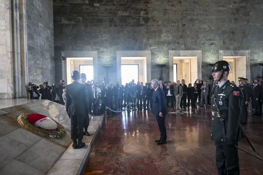 Mansur Yavaş ve Ankara'nın yeni belediye başkanları Anıtkabir'de 15 Mansur Yavaş ve Ankara'nın yeni belediye başkanları Anıtkabir'de 15